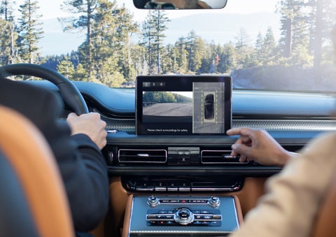 The available 360-Degree Camera shows a bird's-eye view of a Lincoln Aviator® SUV | Sheehy Lincoln of Gaithersburg in Gaithersburg MD