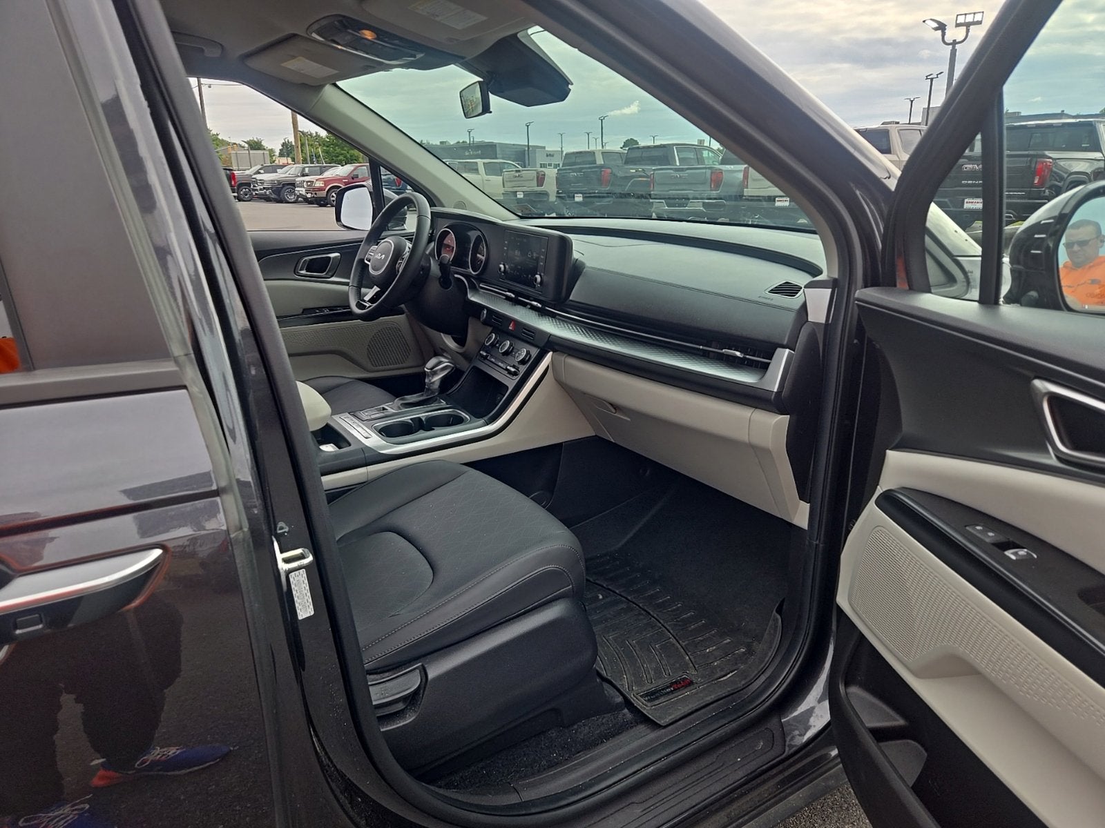 2023 Kia Carnival LX Seat Package