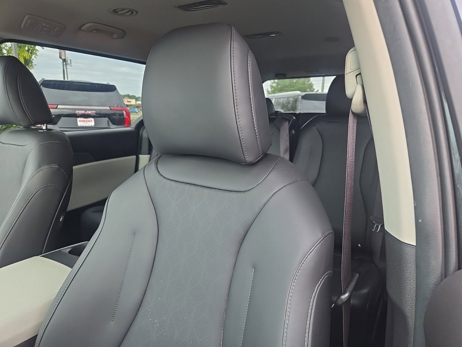 2023 Kia Carnival LX Seat Package