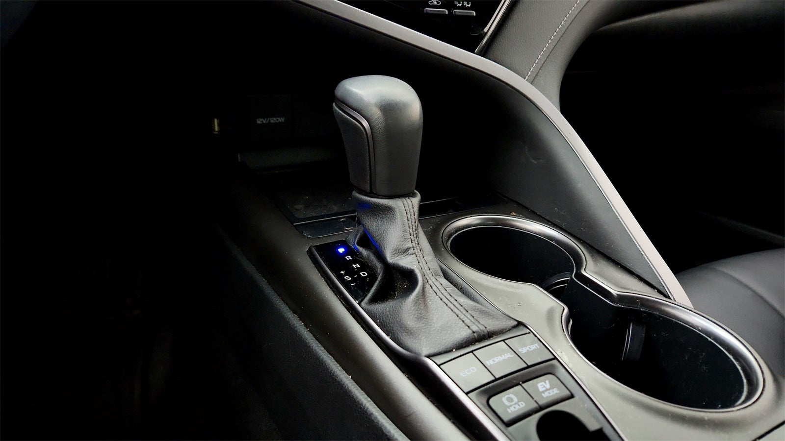 2022 Toyota Camry Hybrid SE