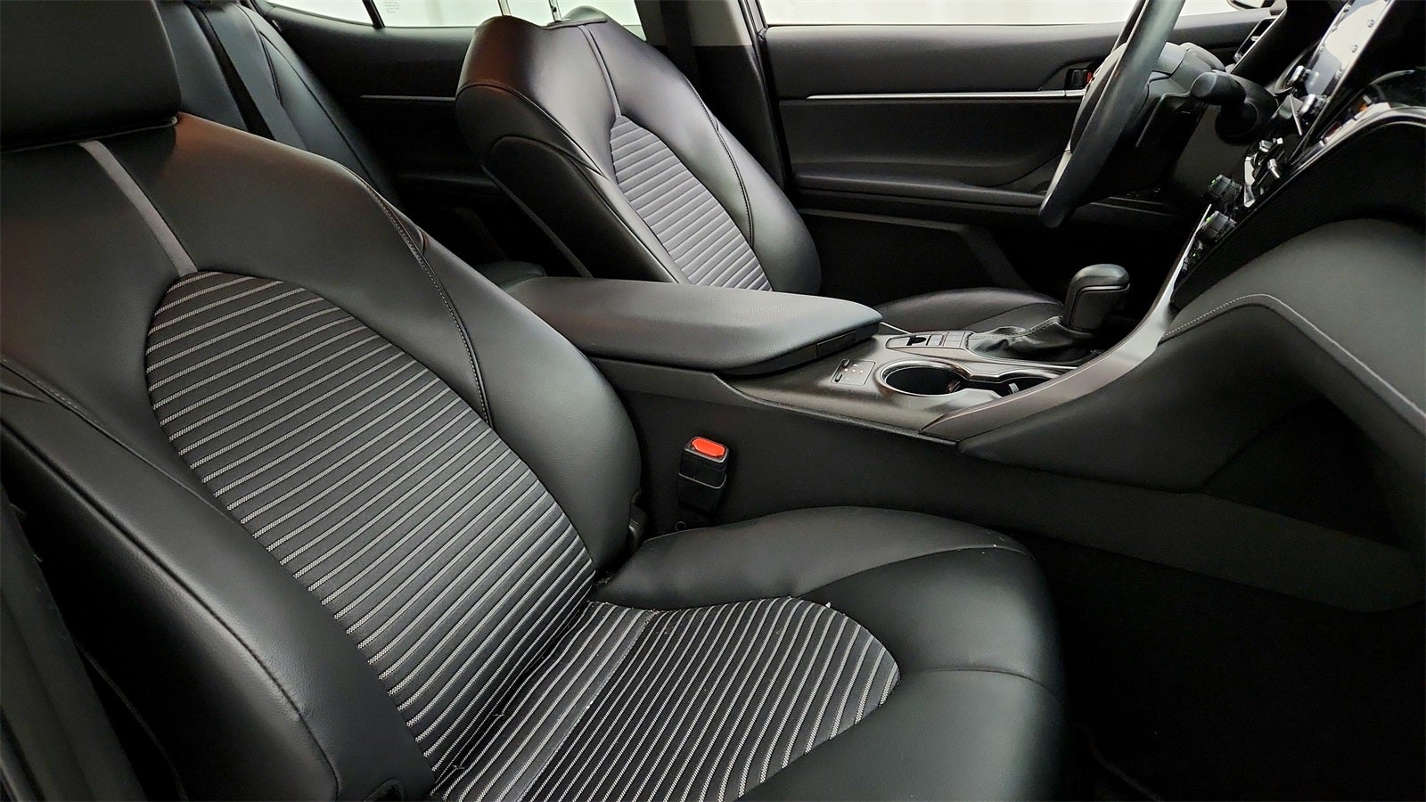 2022 Toyota Camry Hybrid SE