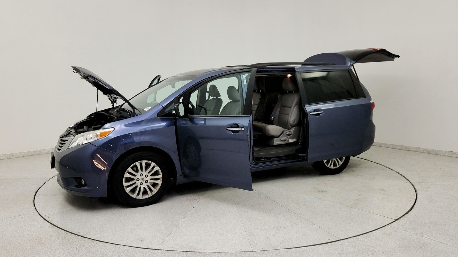 2015 Toyota Sienna XLE 8 Passenger