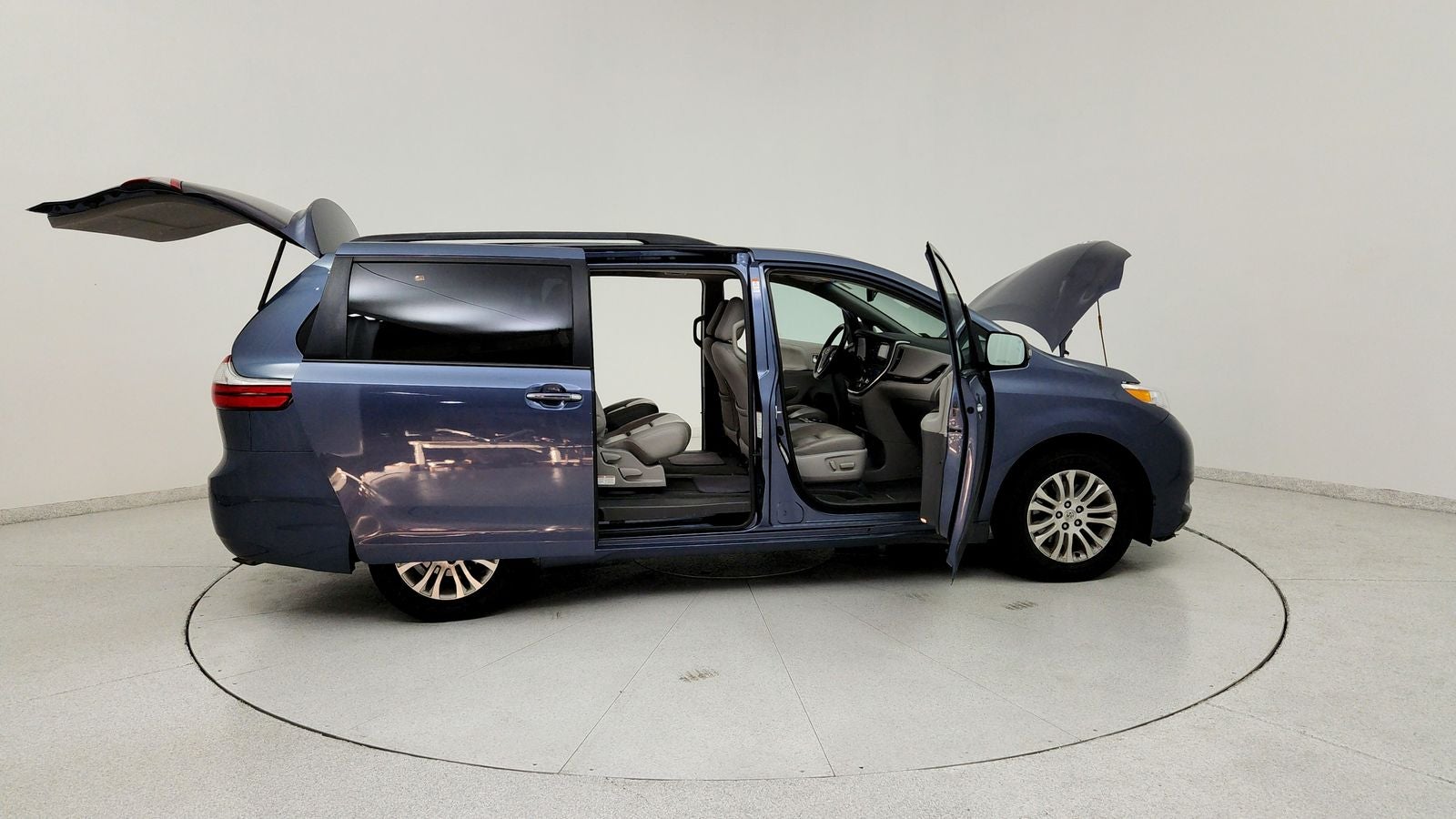 2015 Toyota Sienna XLE 8 Passenger