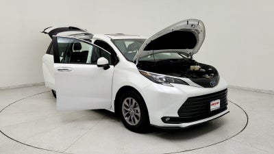 2025 Toyota Sienna XLE 8 Passenger