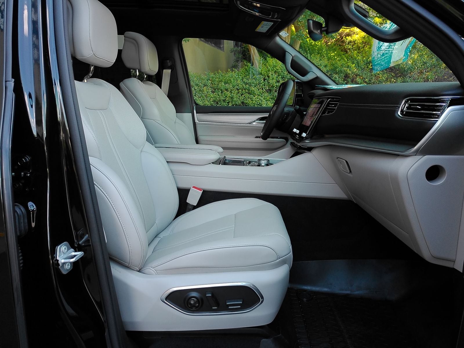 2025 Jeep Wagoneer Base