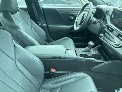 2025 Lexus ES 300h F SPORT Handling