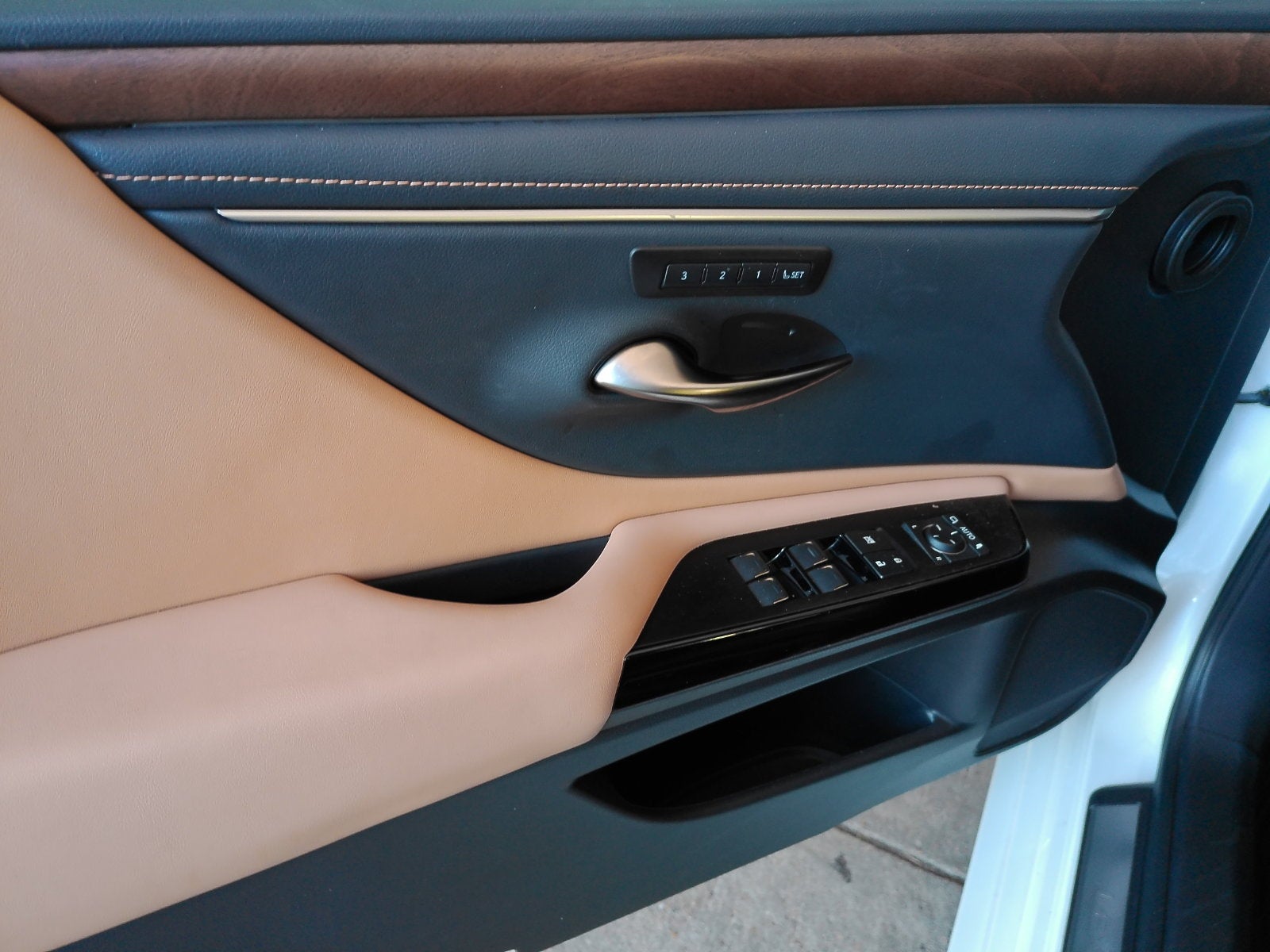 2025 Lexus ES 300h
