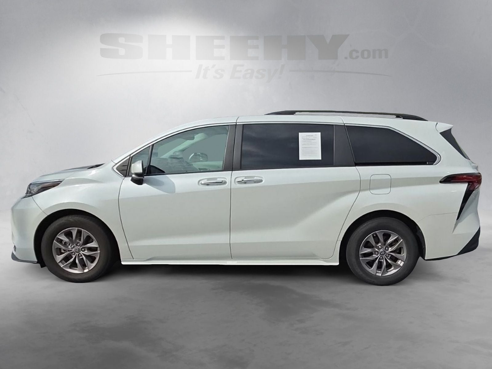 2022 Toyota Sienna XLE 8 Passenger