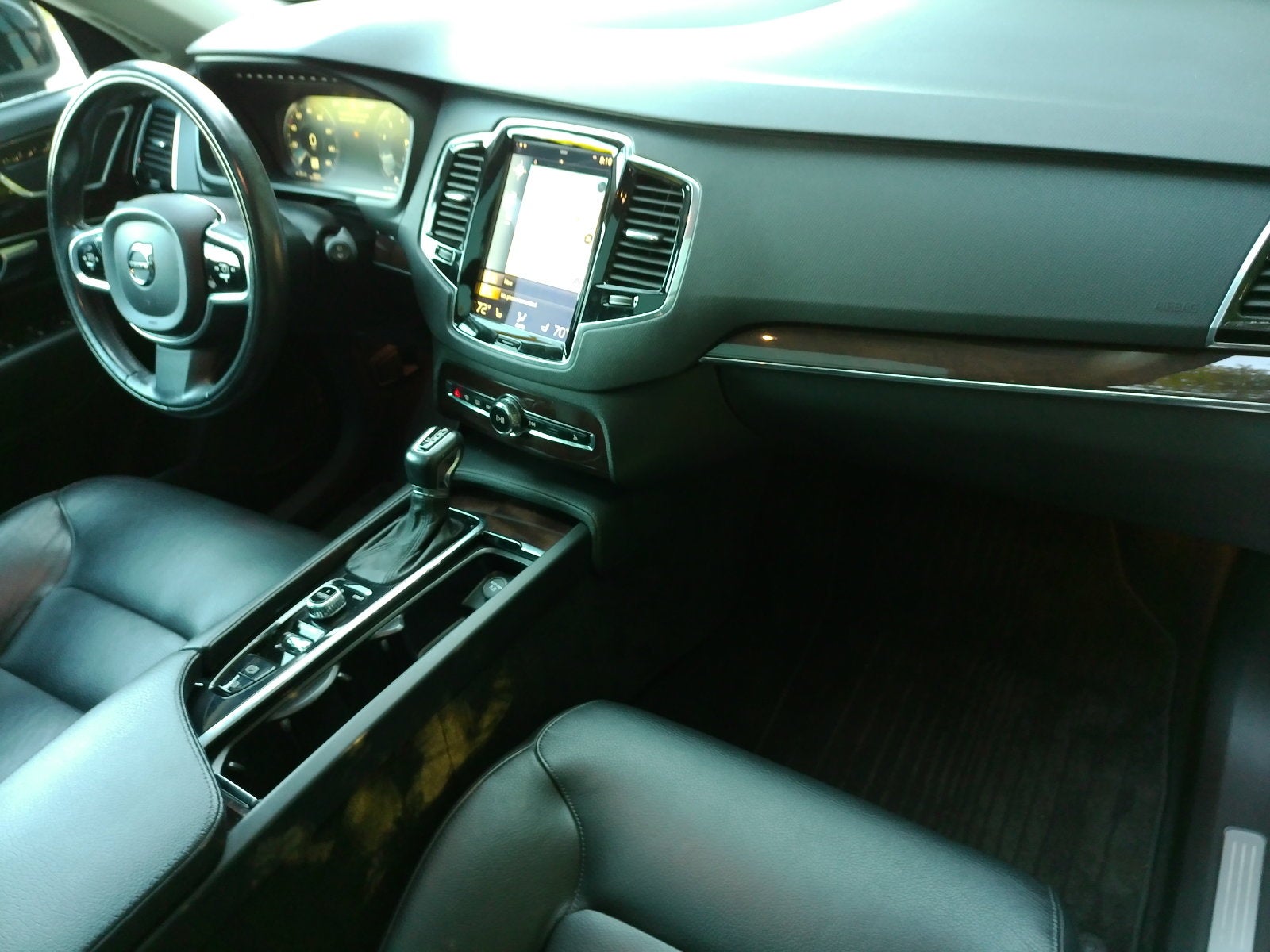 2017 Volvo XC90 T6 Momentum