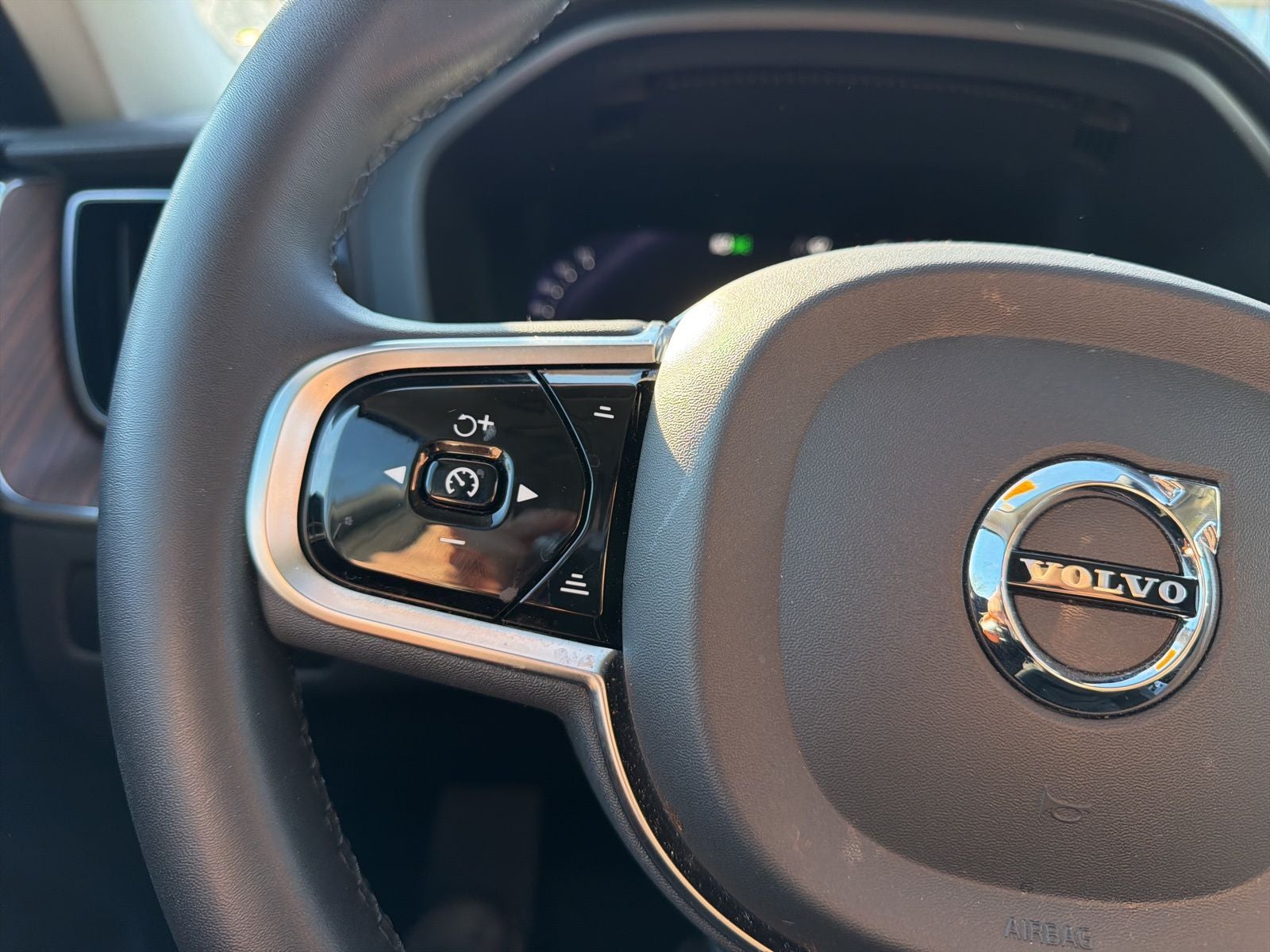 2024 Volvo XC60 B5 Ultimate Dark Theme