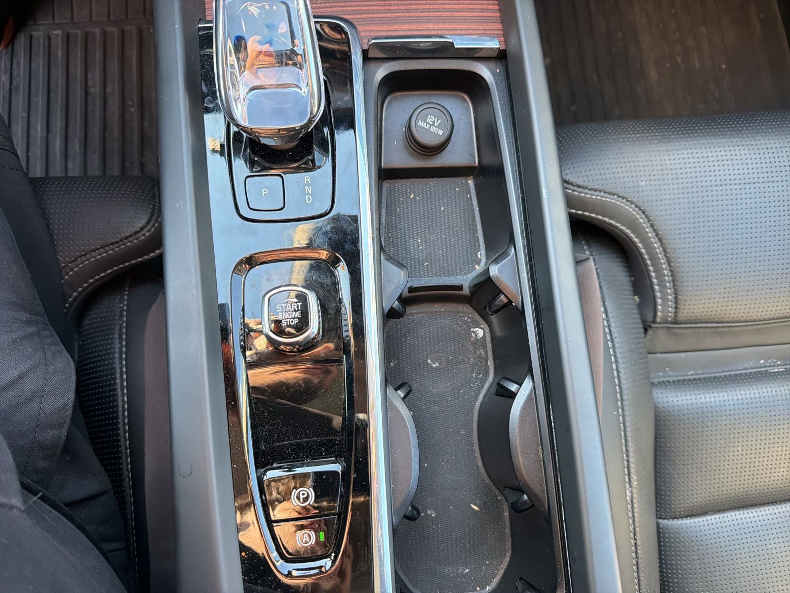 2024 Volvo XC60 B5 Ultimate Dark Theme