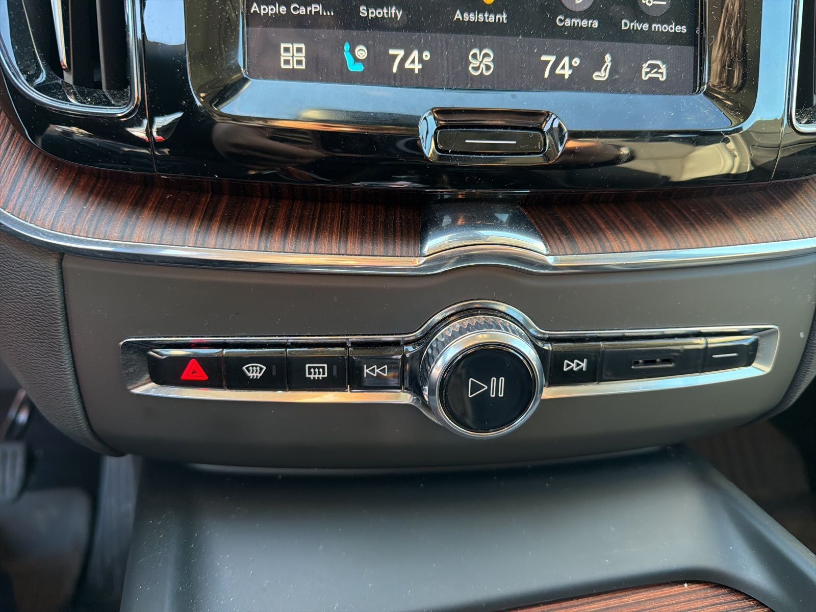 2024 Volvo XC60 B5 Ultimate Dark Theme