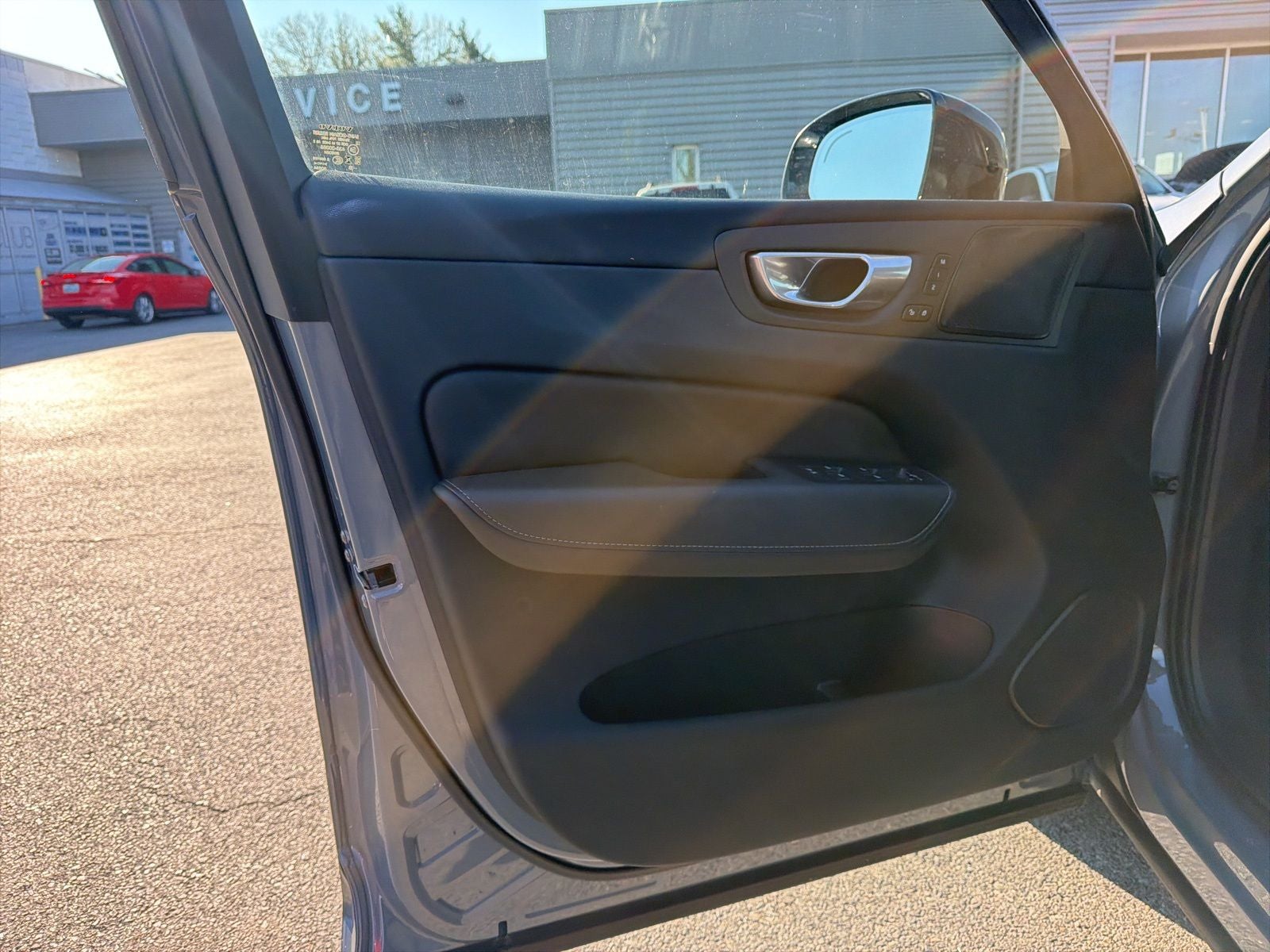 2024 Volvo XC60 B5 Ultimate Dark Theme