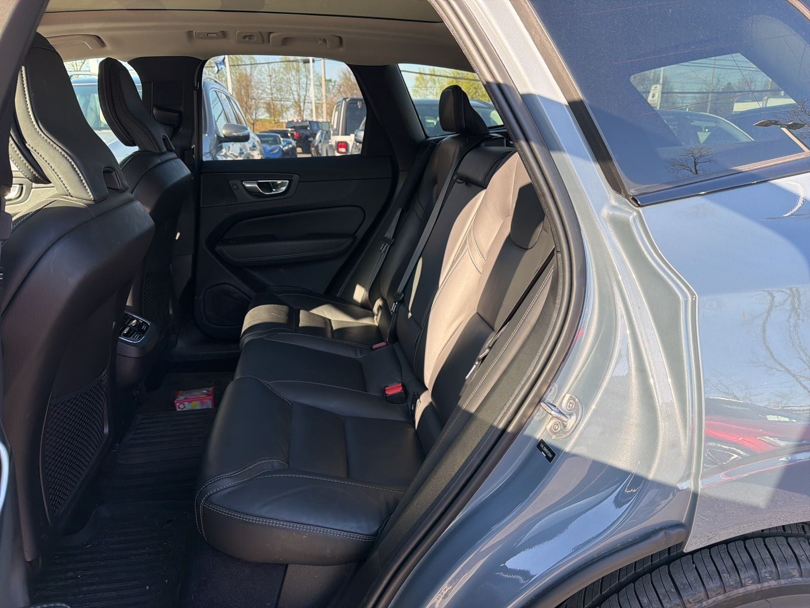 2024 Volvo XC60 B5 Ultimate Dark Theme