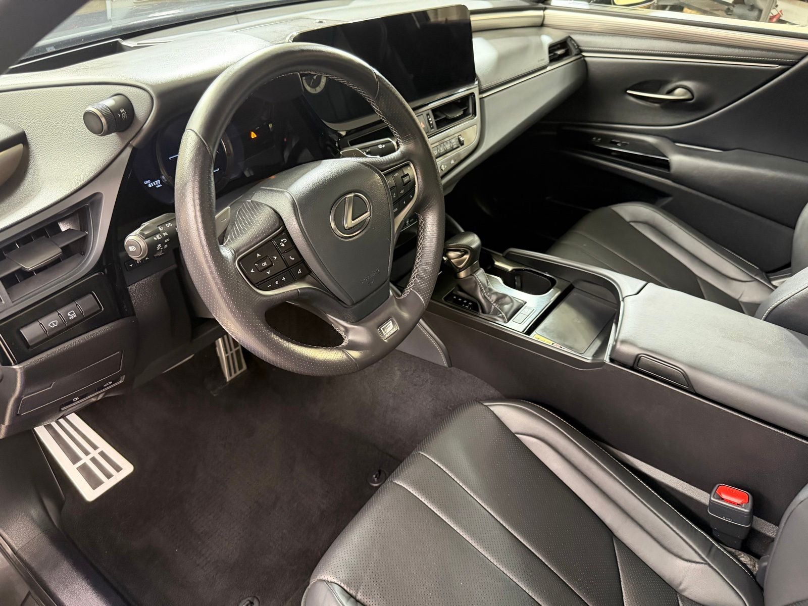 2024 Lexus ES 300h F SPORT Handling