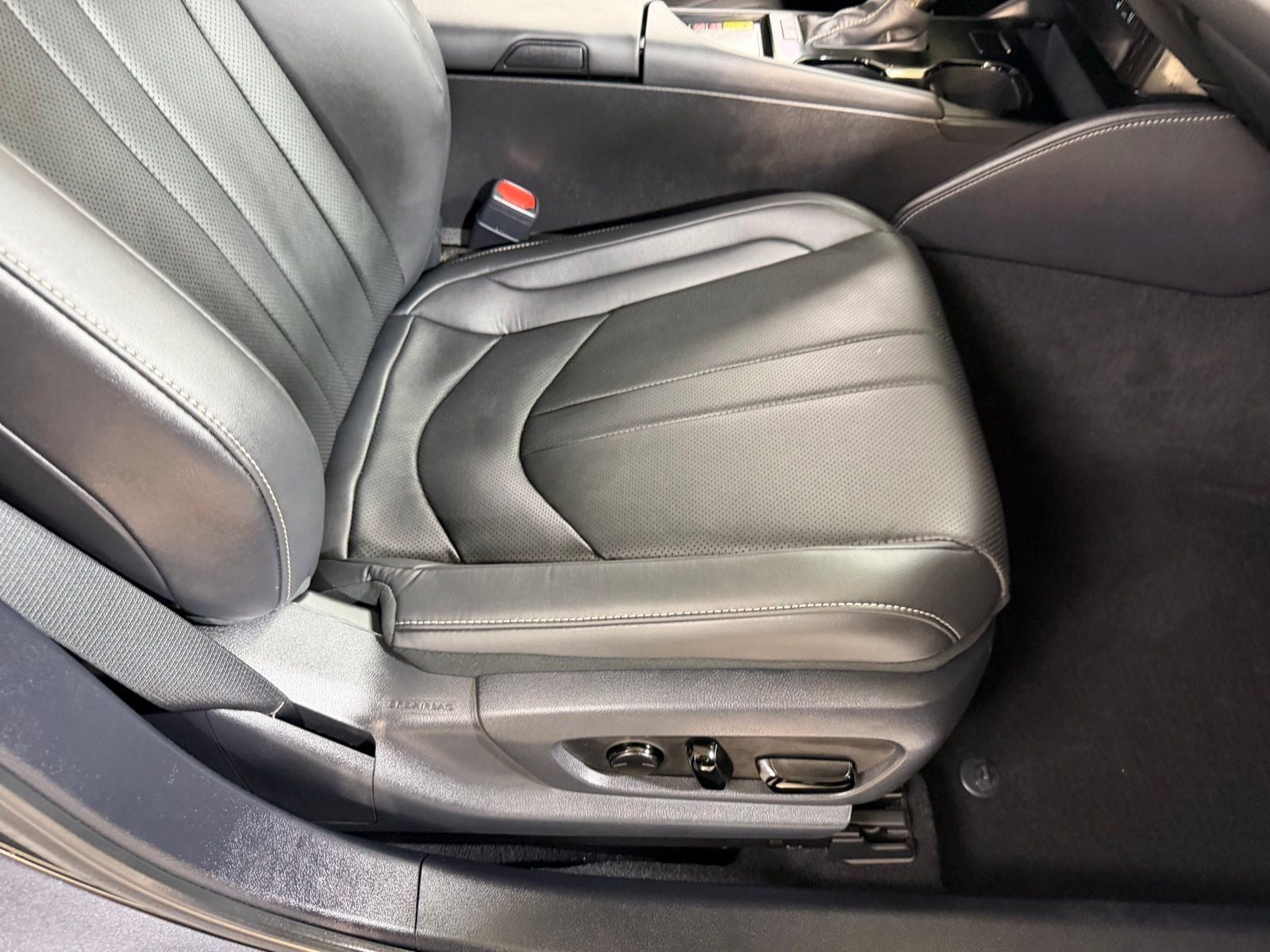 2024 Lexus ES 300h F SPORT Handling