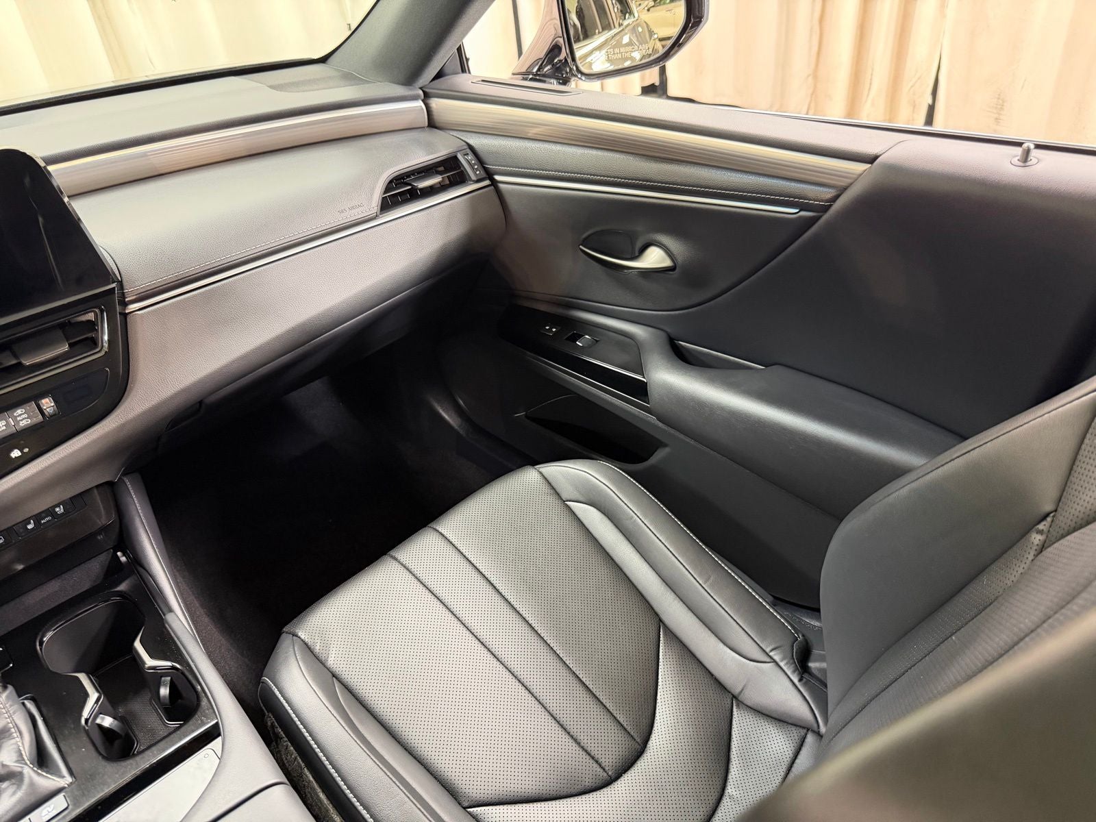 2024 Lexus ES 300h F SPORT Handling