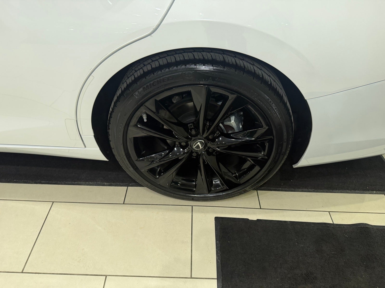 2024 Lexus ES 300h F SPORT Handling