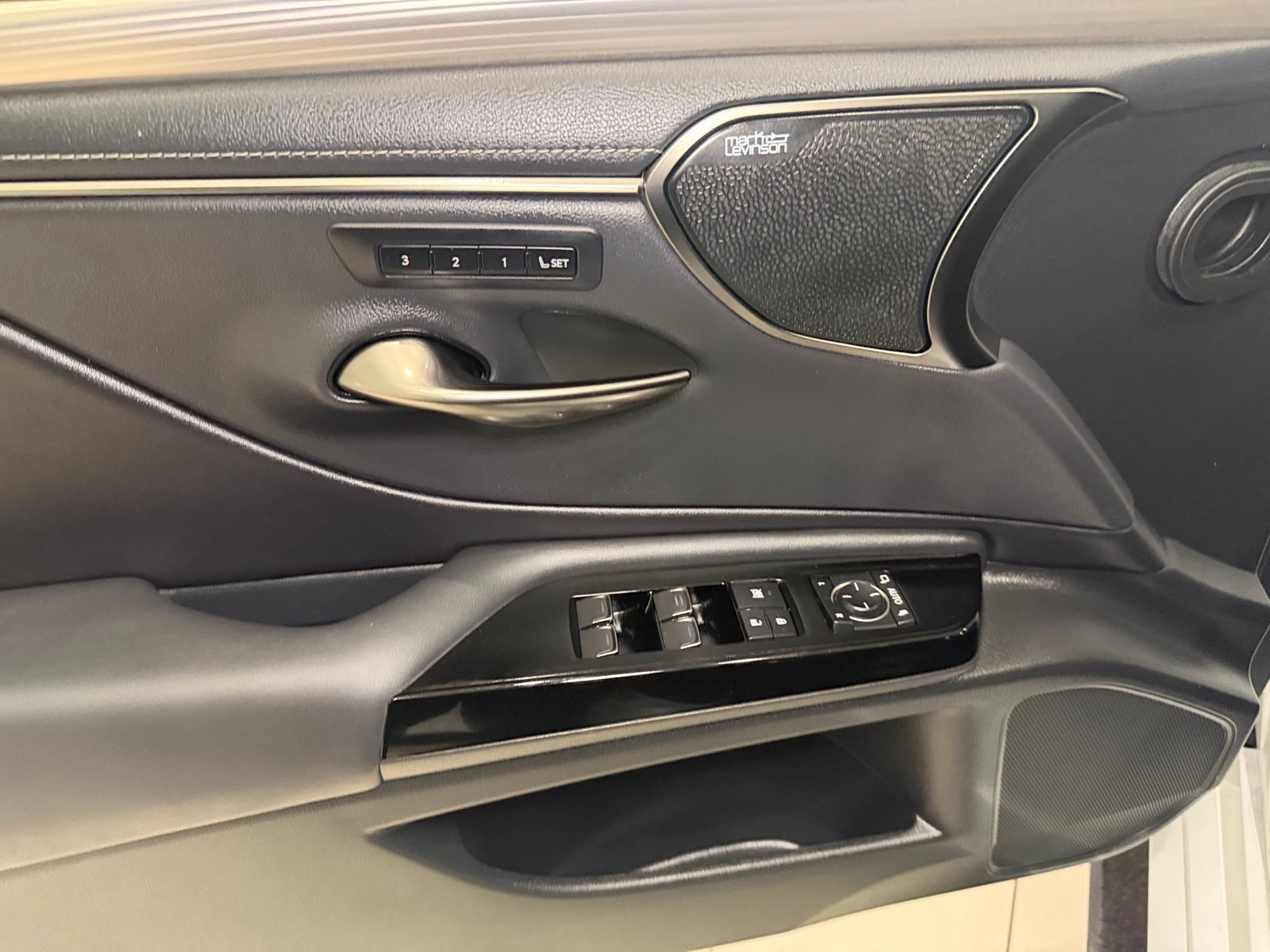 2024 Lexus ES 300h F SPORT Handling