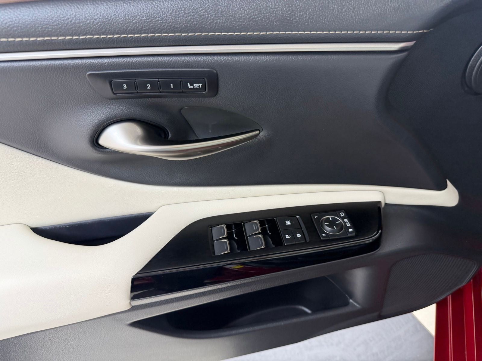 2025 Lexus ES 300h