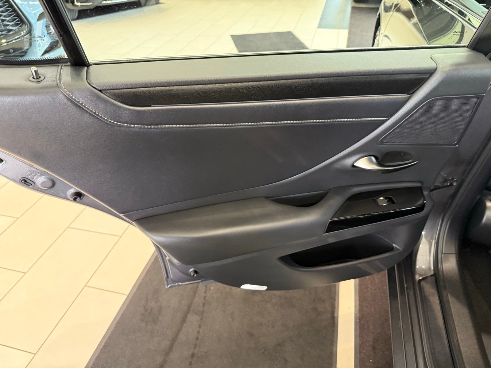 2024 Lexus ES 300h Luxury