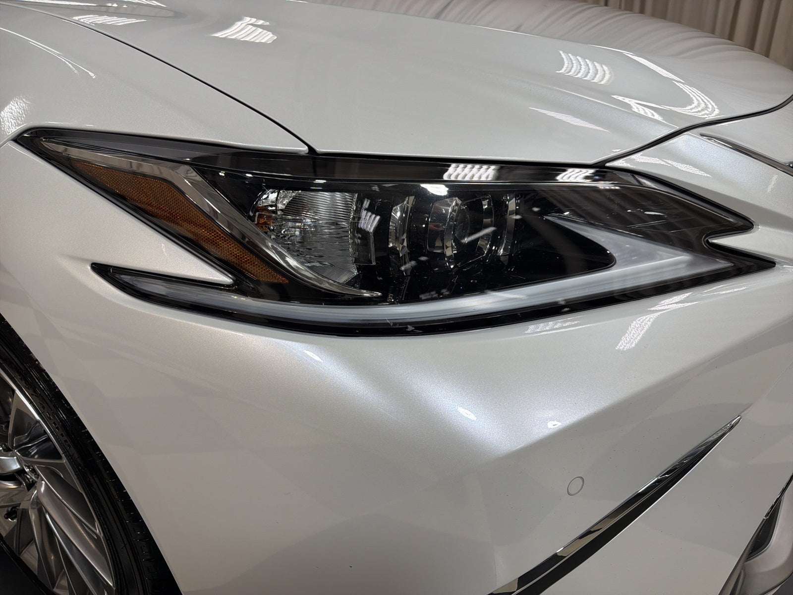 2023 Lexus ES 300h Luxury