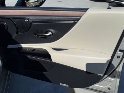 2023 Lexus ES 300h Ultra Luxury