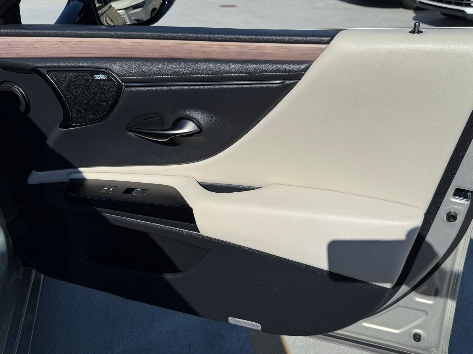 2023 Lexus ES 300h Ultra Luxury