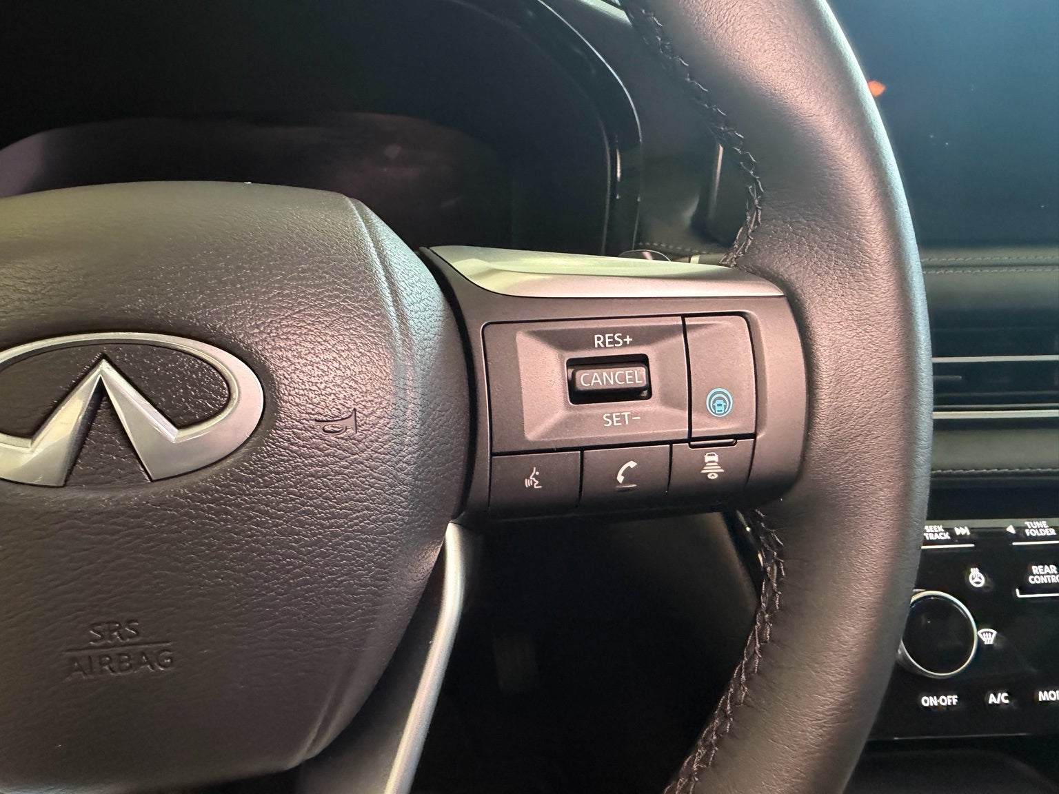 2025 INFINITI QX60 LUXE