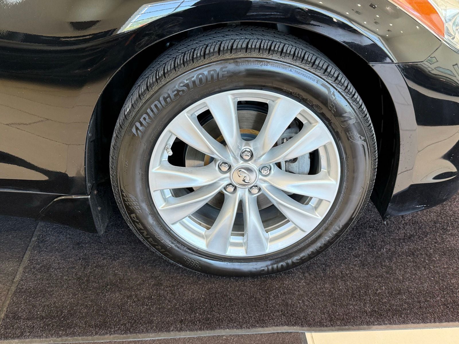 2011 INFINITI M56 X