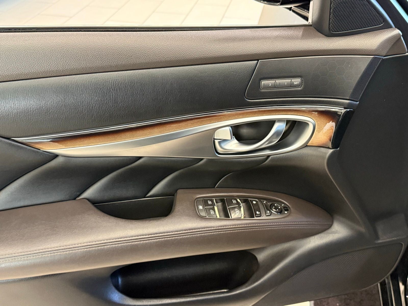 2011 INFINITI M56 X