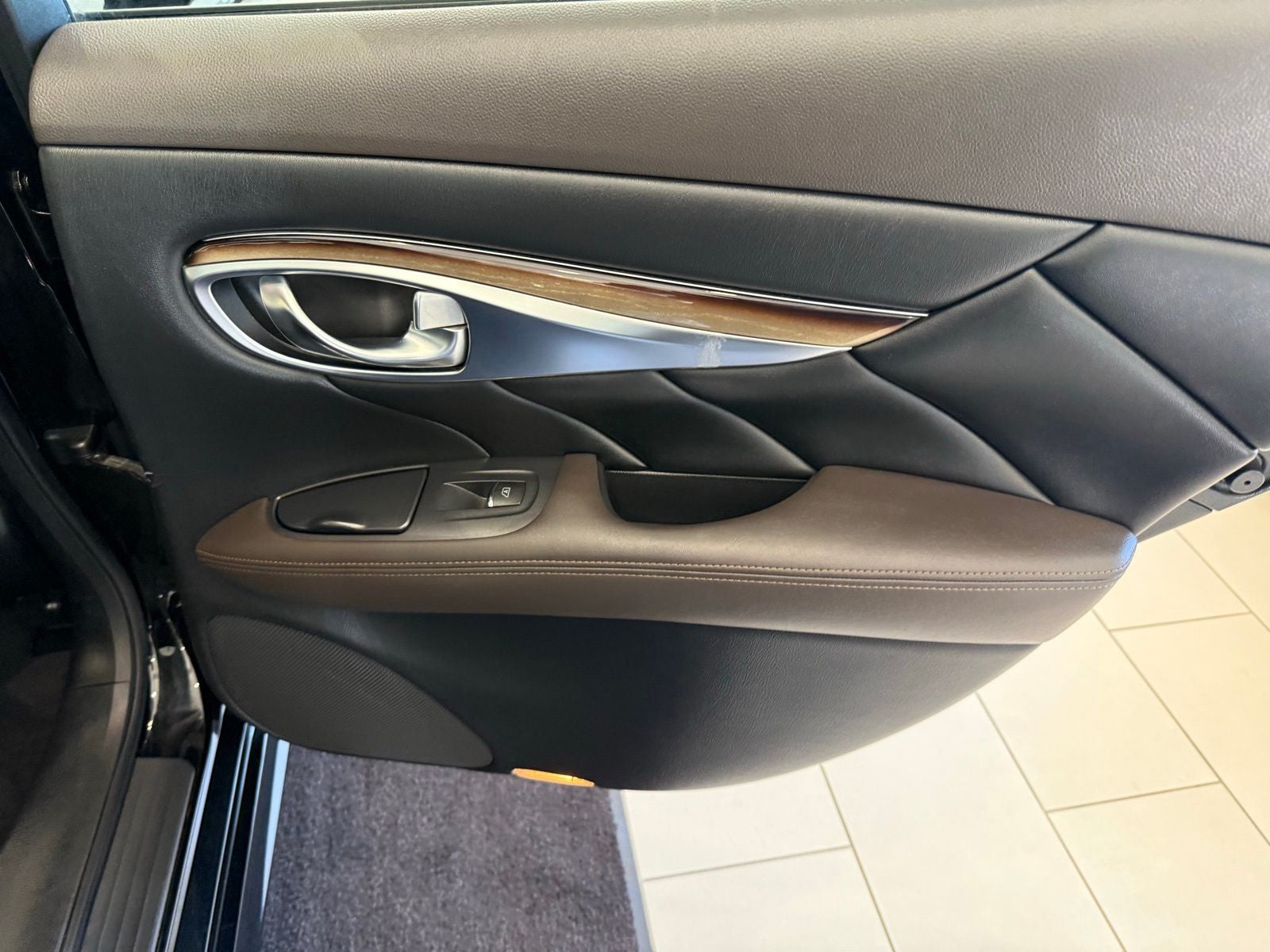 2011 INFINITI M56 X