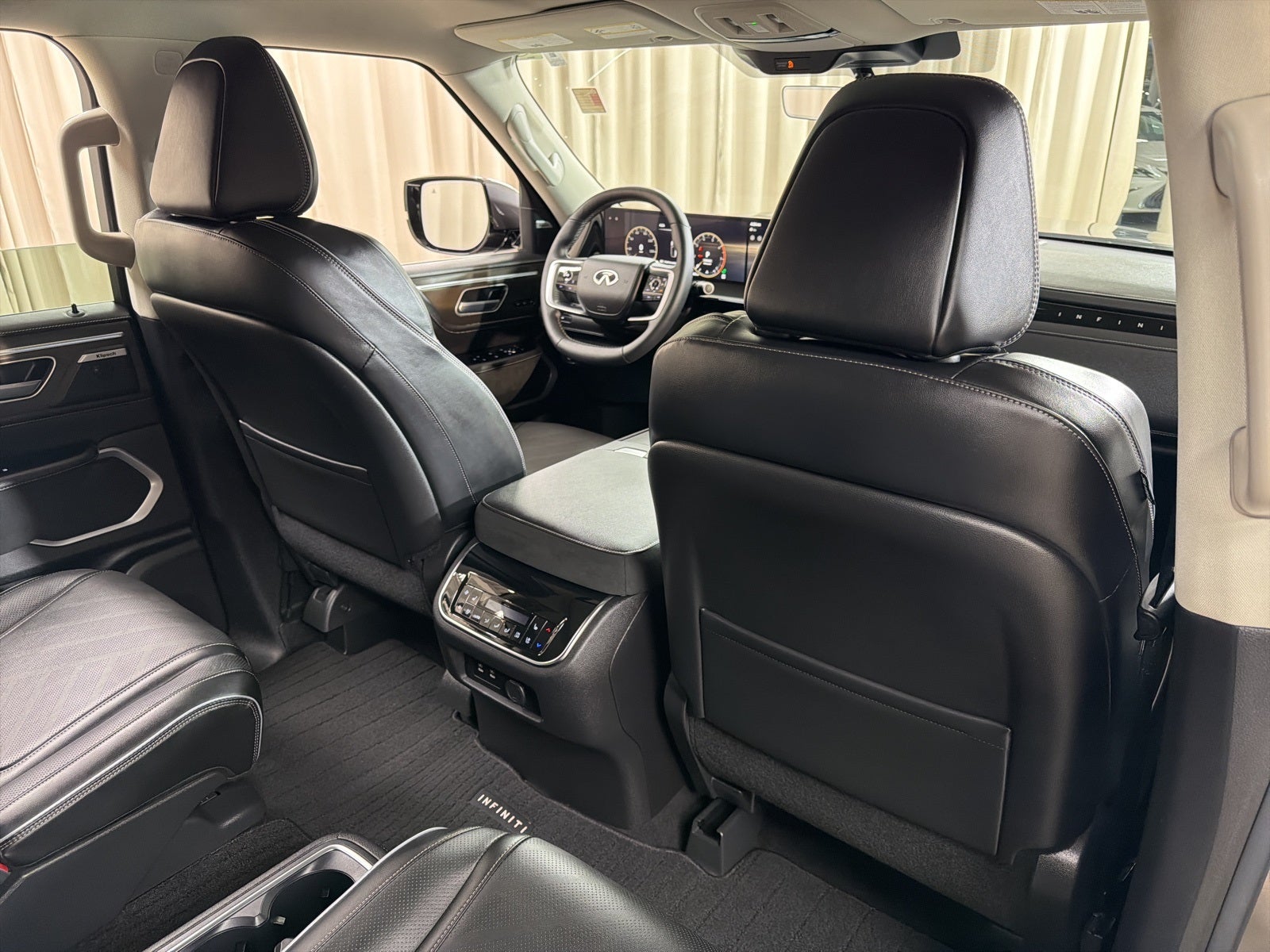 2025 INFINITI QX80 LUXE