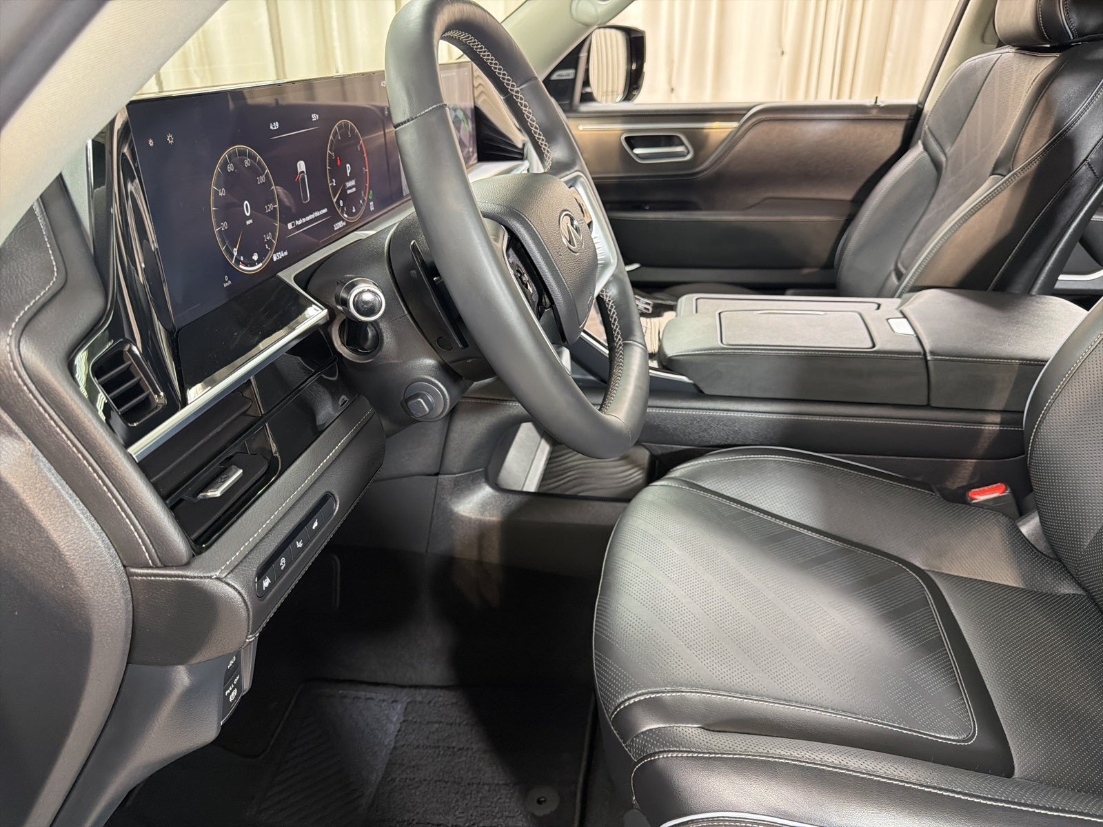 2025 INFINITI QX80 LUXE