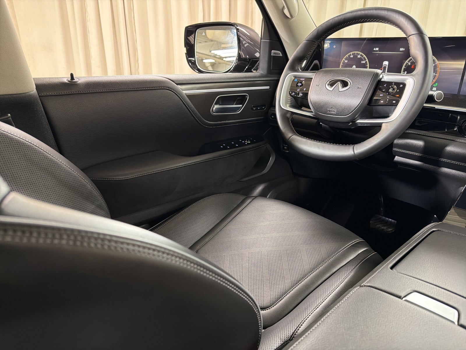 2025 INFINITI QX80 LUXE