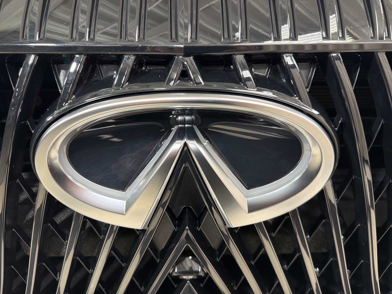 2025 INFINITI QX80 LUXE