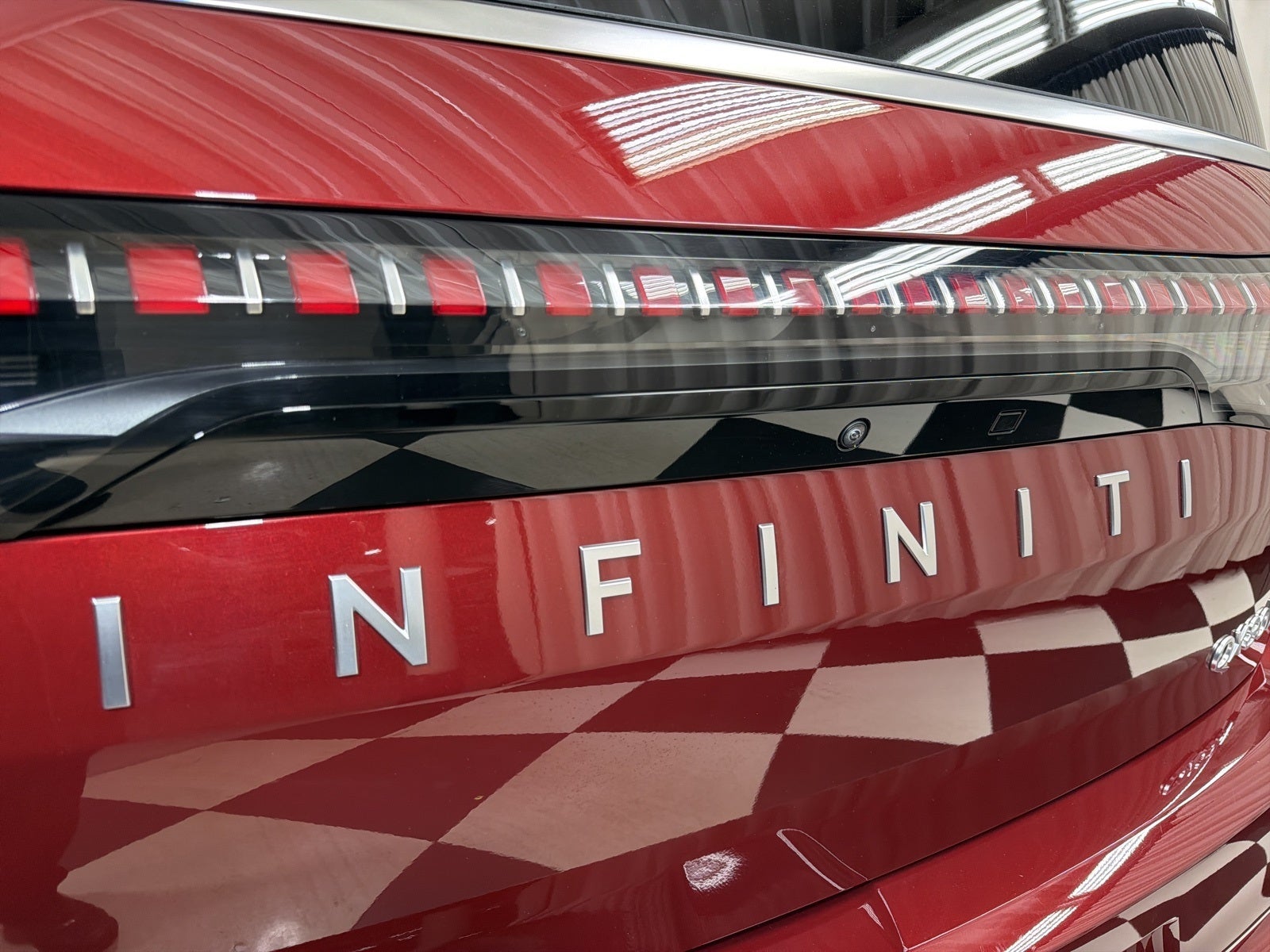 2025 INFINITI QX80 LUXE