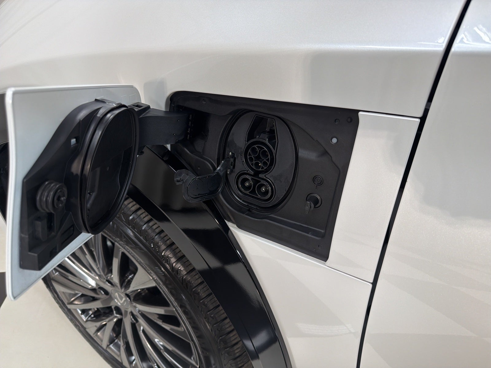 2023 Lexus RZ 450e Luxury