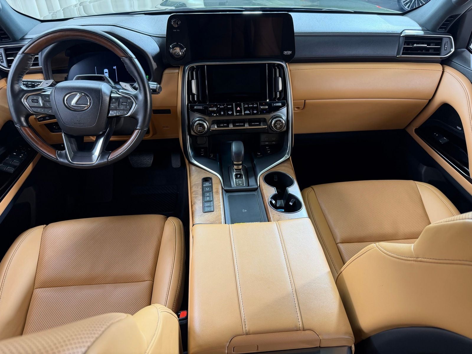 2025 Lexus LX 700h Luxury