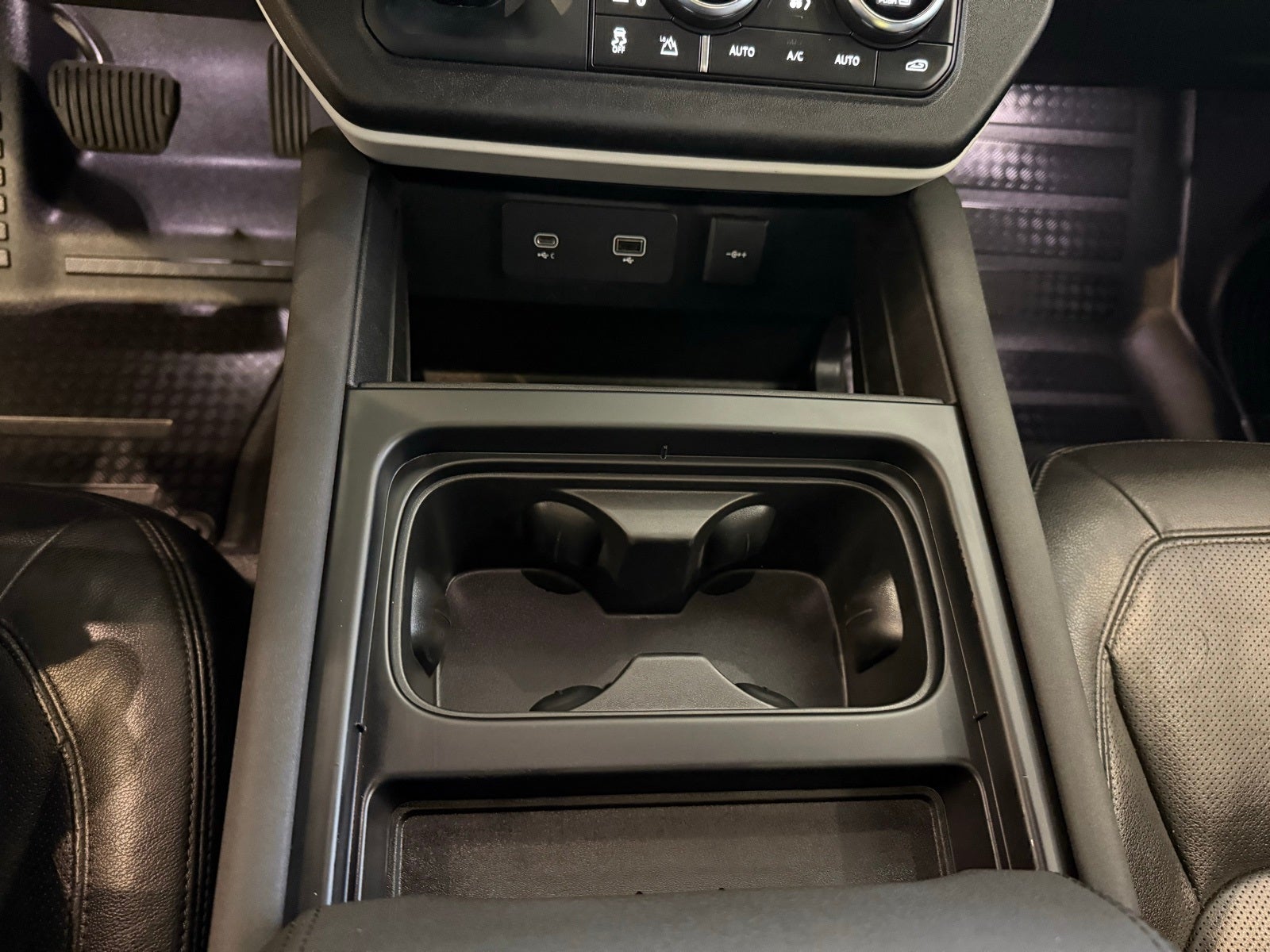 2023 Land Rover Defender 130 SE