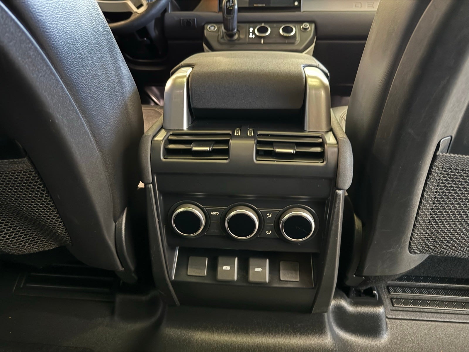 2023 Land Rover Defender 130 SE