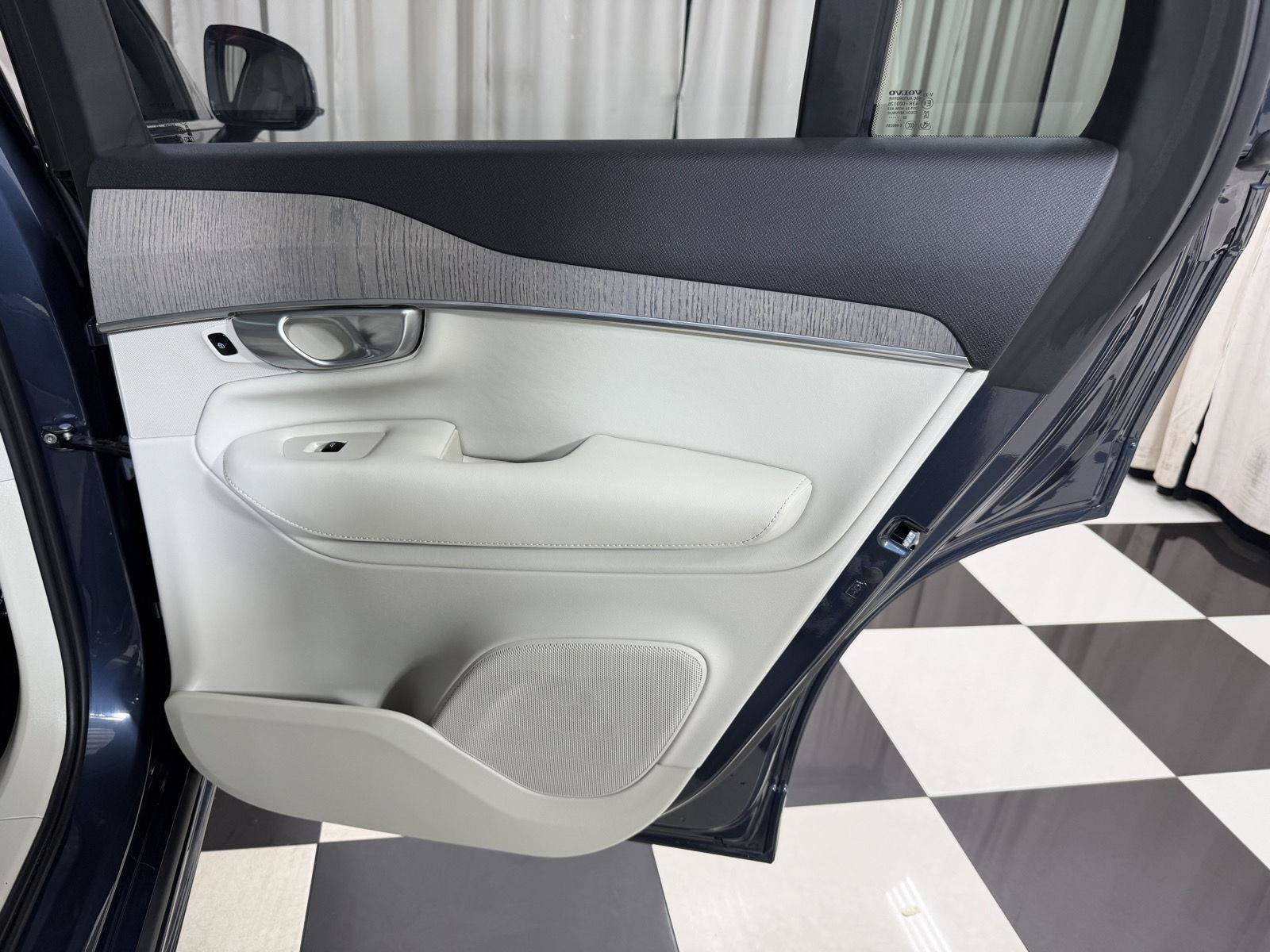 2024 Volvo XC90 B6 Plus Bright Theme
