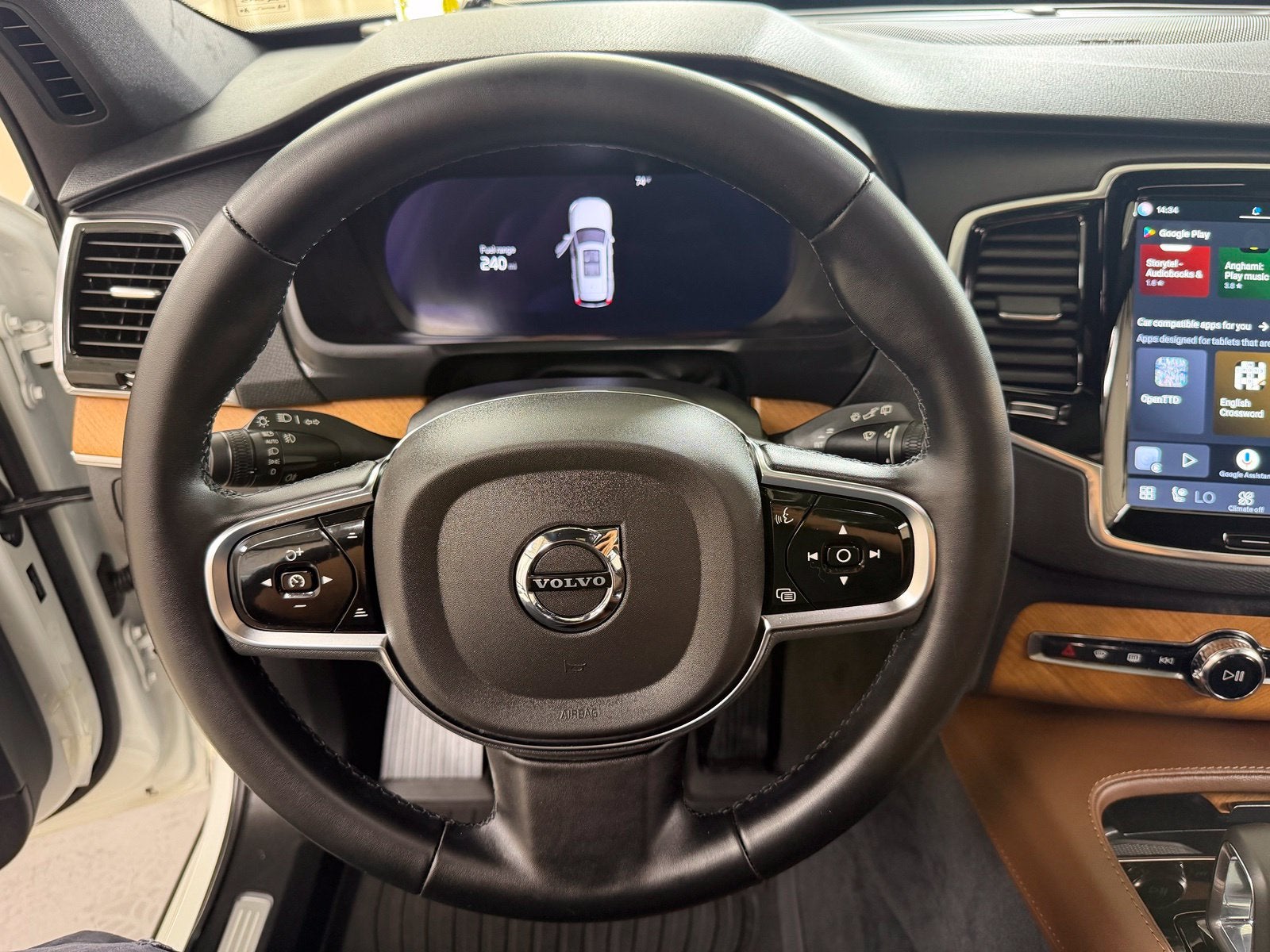 2024 Volvo XC90 B5 Plus