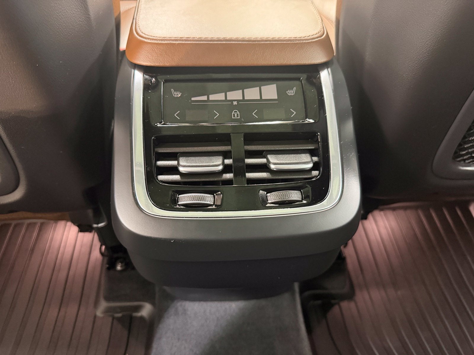 2024 Volvo XC90 B5 Plus
