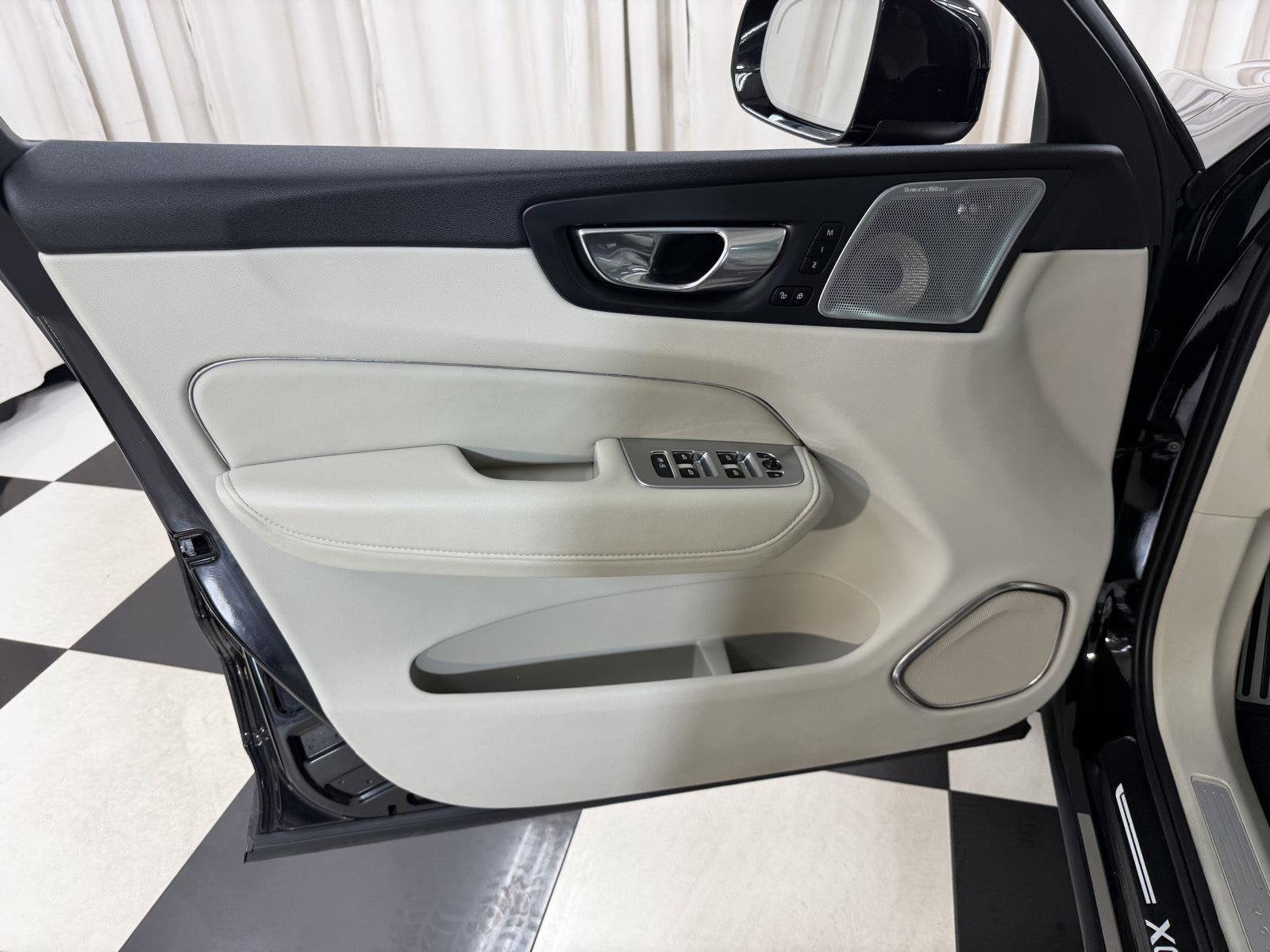 2023 Volvo XC60 B5 Ultimate Bright Theme