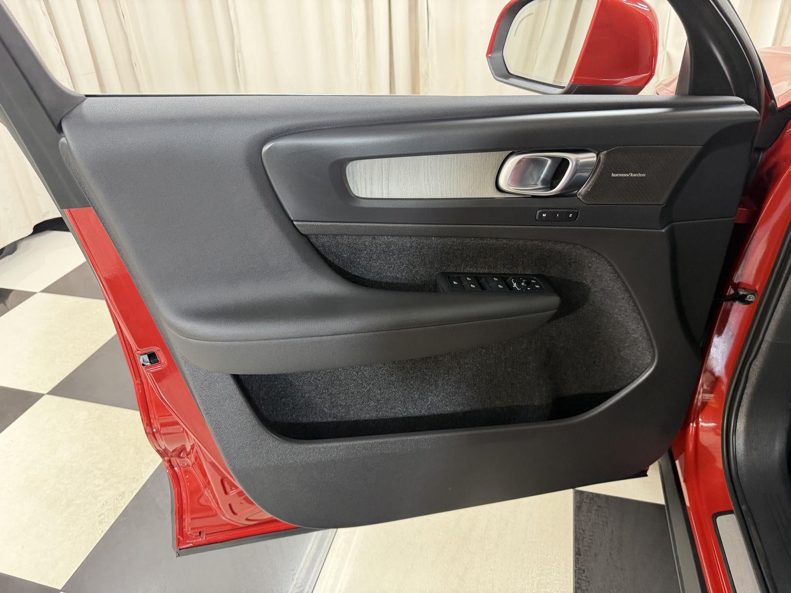 2023 Volvo Xc40 Plus Bright Theme