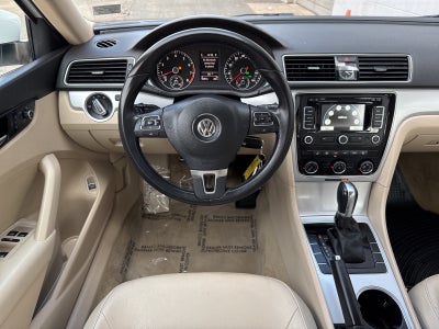 2013 Volkswagen Passat V6 SE w/Sunroof