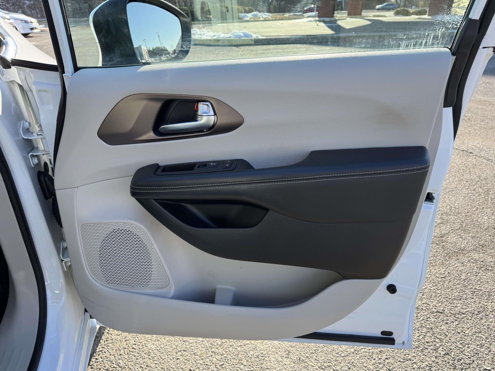 2023 Chrysler Voyager LX