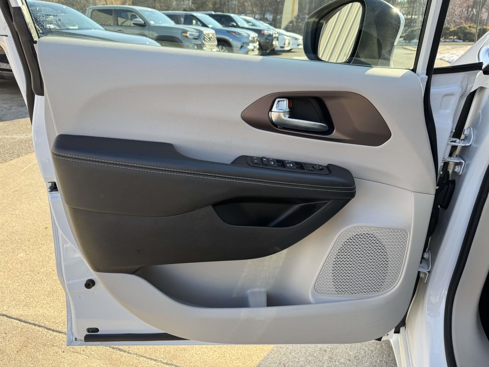 2023 Chrysler Voyager LX