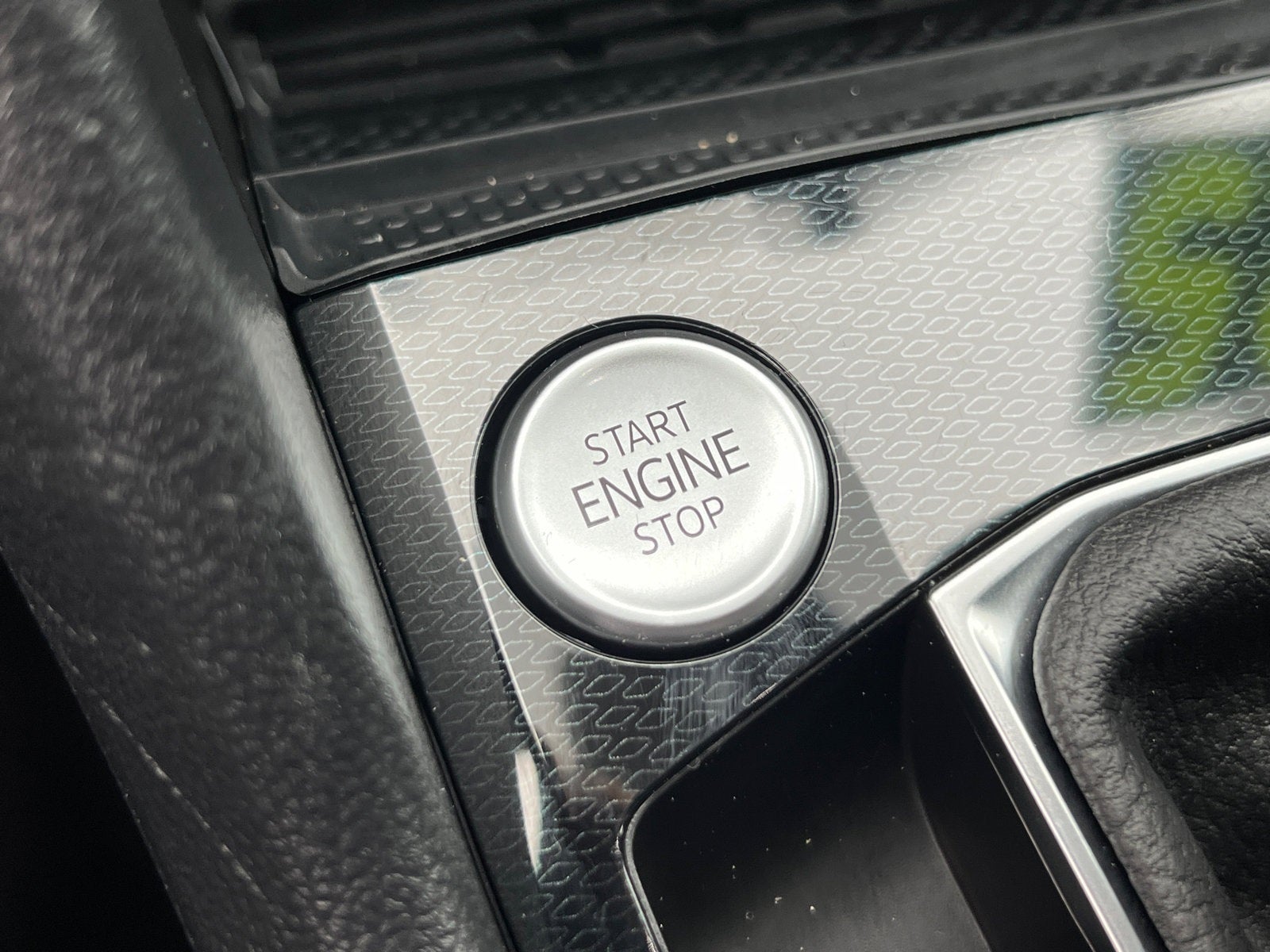 2025 Volkswagen Taos 1.5T SE Black